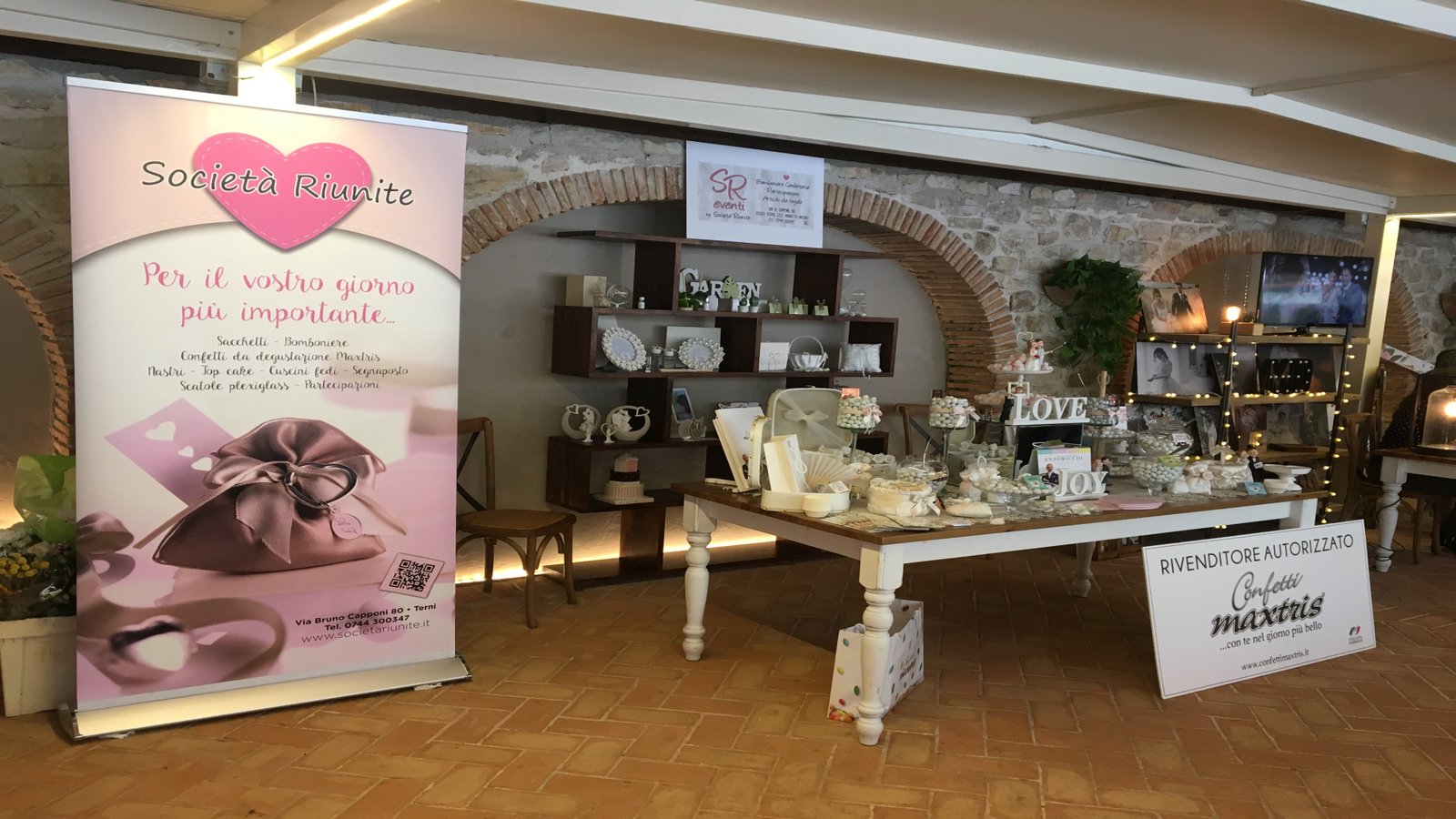 Esposizione di bomboniere e confetti nel negozio Società Riunite a Terni