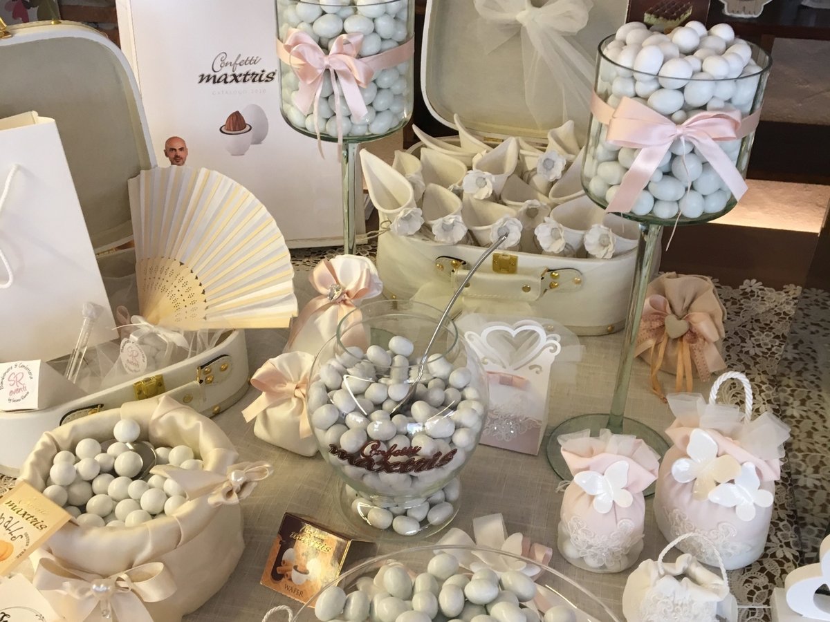 Confetti Maxtris sfusi, alzatine e coni portaconfetti per la confettata a Terni